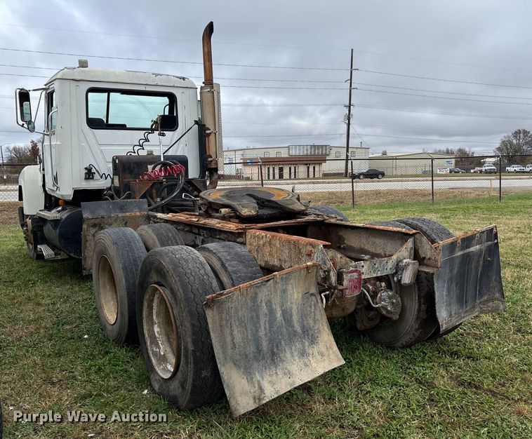 image for item EV3380 1997 Mack CH613 semi truck