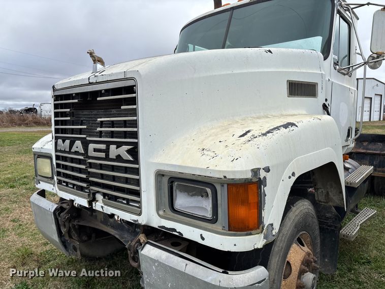 image for item EV3380 1997 Mack CH613 semi truck