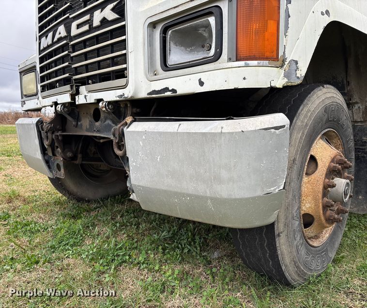 image for item EV3380 1997 Mack CH613 semi truck