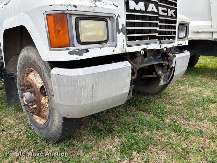 image for item EV3380 1997 Mack CH613 semi truck