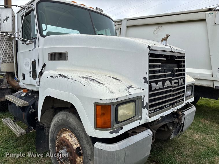 image for item EV3380 1997 Mack CH613 semi truck
