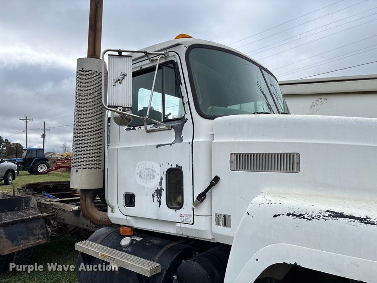 image for item EV3380 1997 Mack CH613 semi truck
