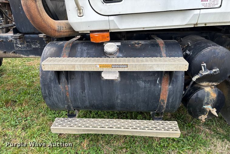 image for item EV3380 1997 Mack CH613 semi truck