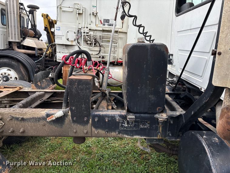 image for item EV3380 1997 Mack CH613 semi truck