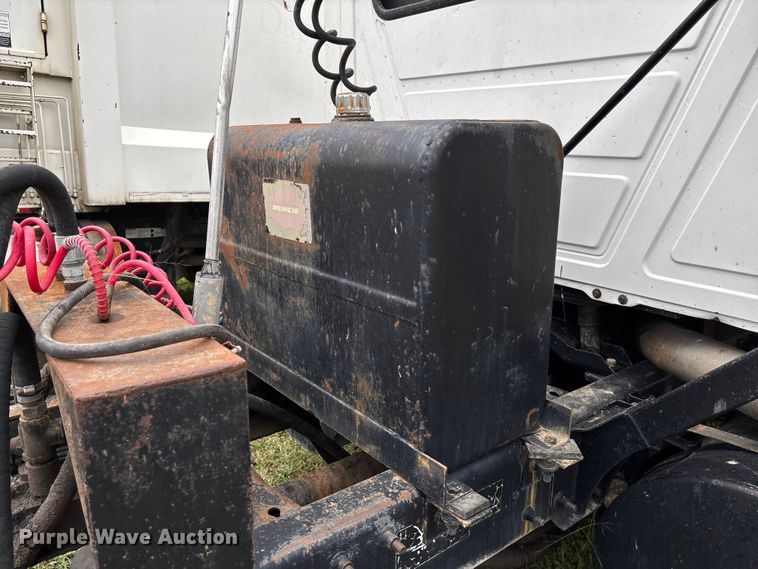 image for item EV3380 1997 Mack CH613 semi truck