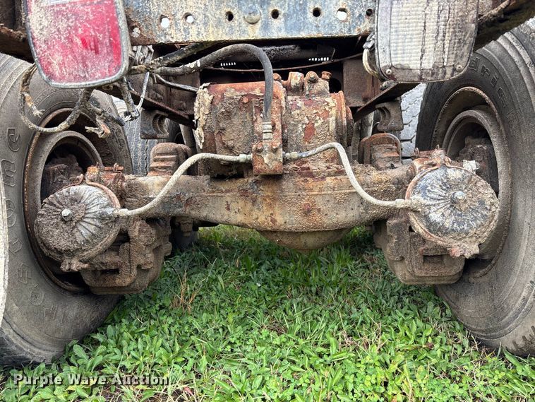 image for item EV3380 1997 Mack CH613 semi truck