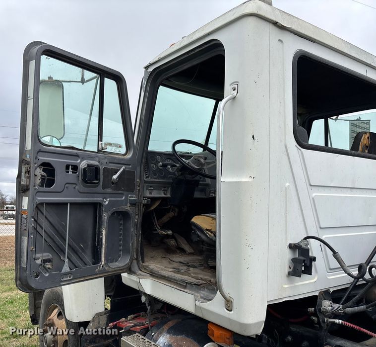 image for item EV3380 1997 Mack CH613 semi truck