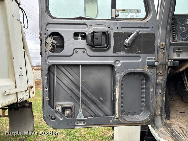 image for item EV3380 1997 Mack CH613 semi truck