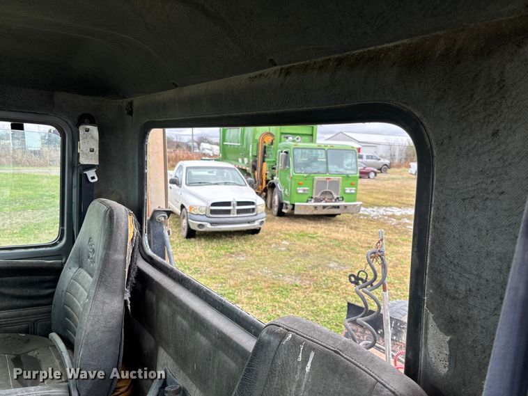 image for item EV3380 1997 Mack CH613 semi truck