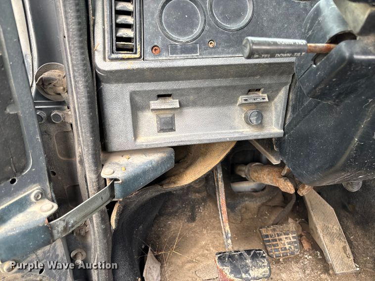 image for item EV3380 1997 Mack CH613 semi truck