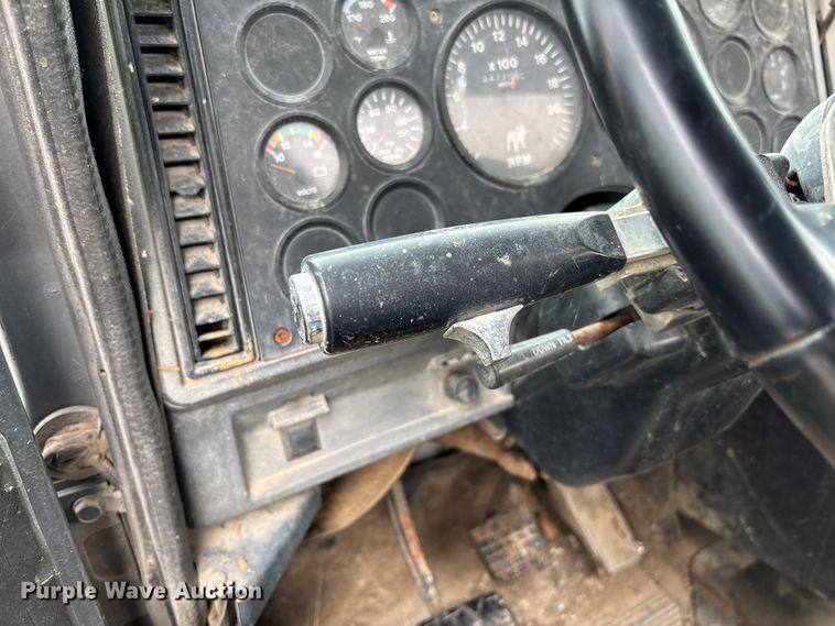 image for item EV3380 1997 Mack CH613 semi truck