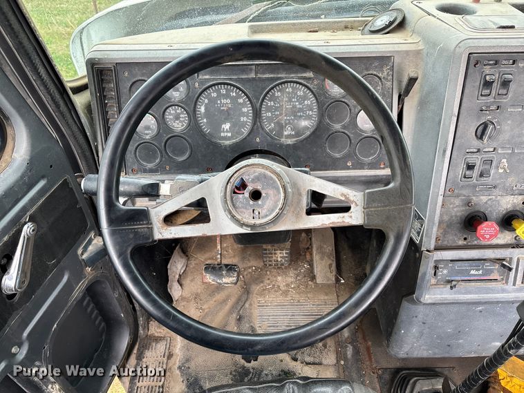 image for item EV3380 1997 Mack CH613 semi truck