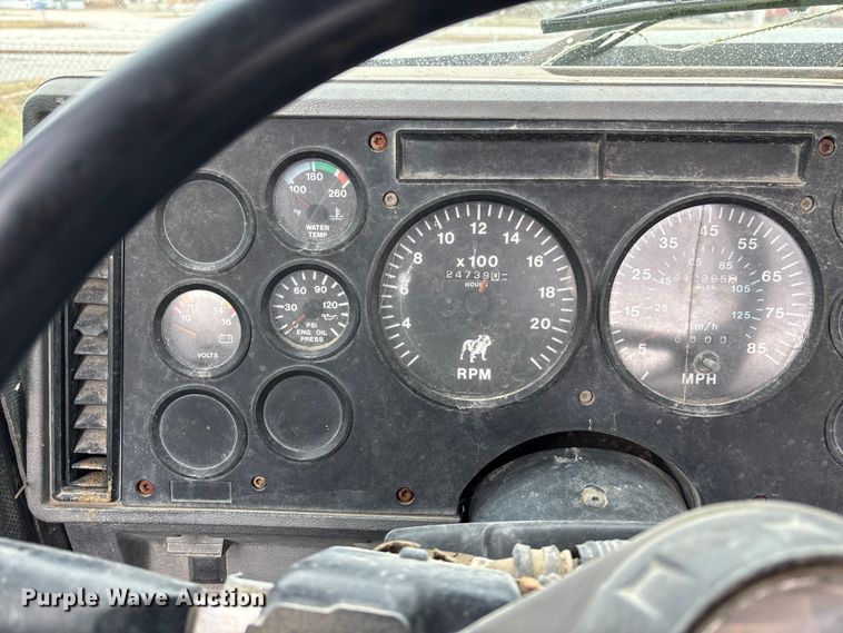 image for item EV3380 1997 Mack CH613 semi truck