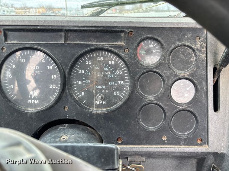 image for item EV3380 1997 Mack CH613 semi truck