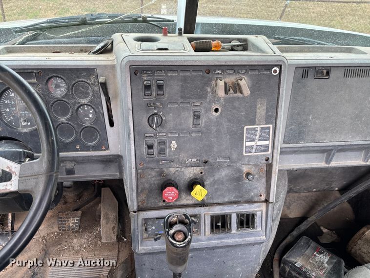 image for item EV3380 1997 Mack CH613 semi truck