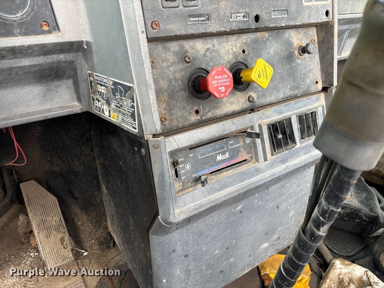 image for item EV3380 1997 Mack CH613 semi truck