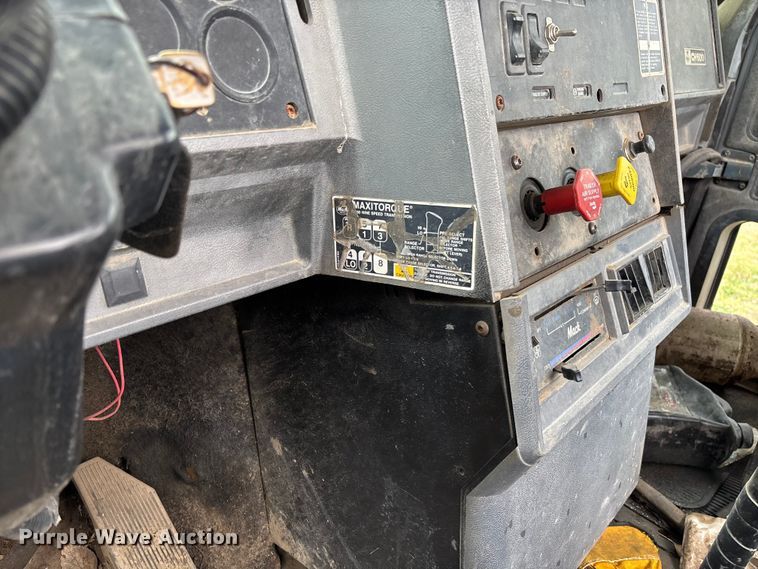 image for item EV3380 1997 Mack CH613 semi truck