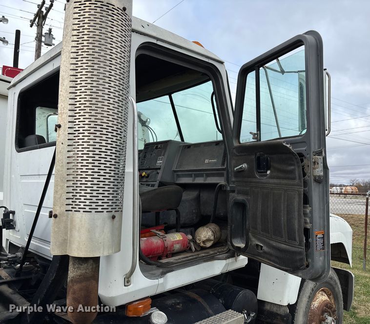 image for item EV3380 1997 Mack CH613 semi truck
