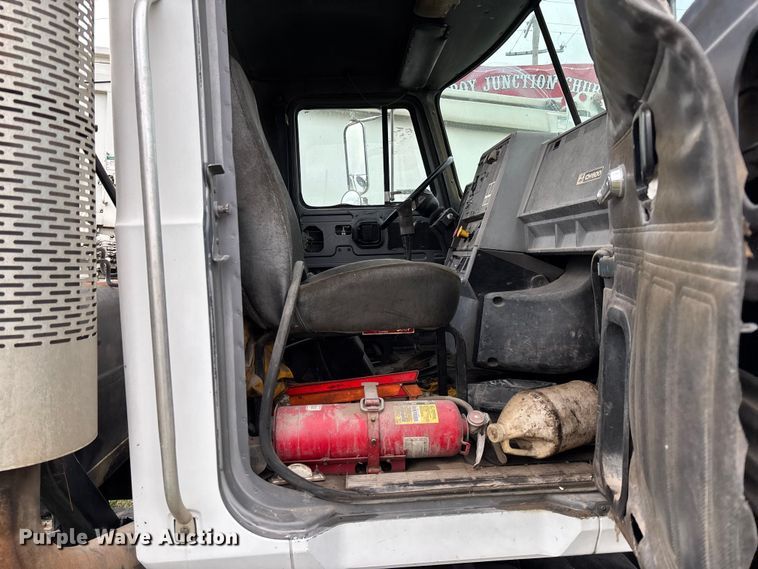 image for item EV3380 1997 Mack CH613 semi truck