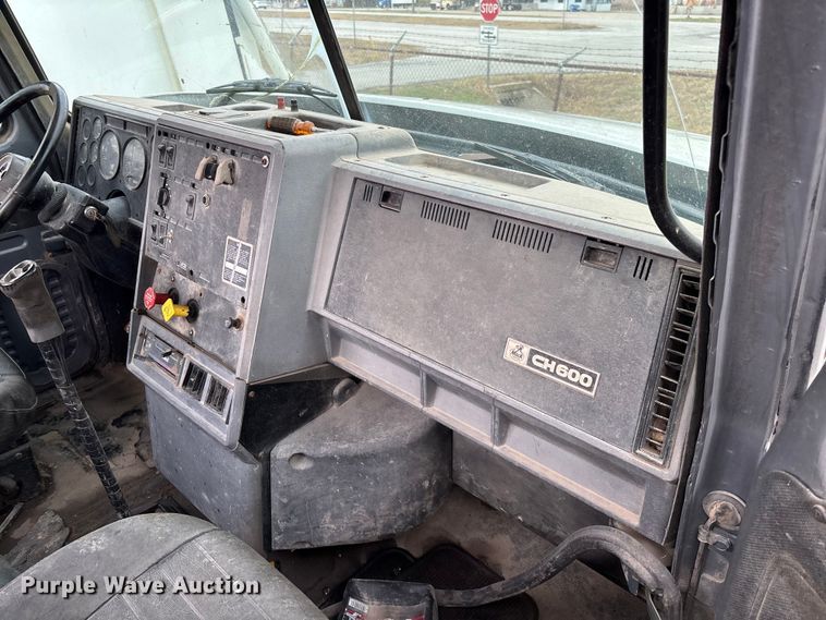 image for item EV3380 1997 Mack CH613 semi truck