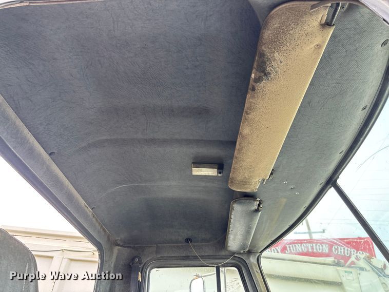 image for item EV3380 1997 Mack CH613 semi truck