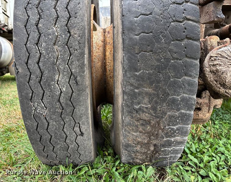 image for item EV3380 1997 Mack CH613 semi truck