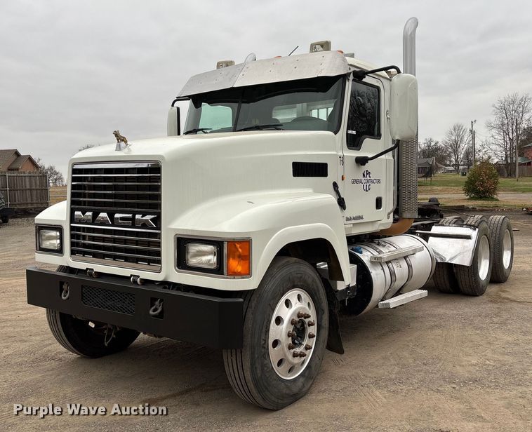 image for item EV3499 2013 Mack CHU613 semi truck