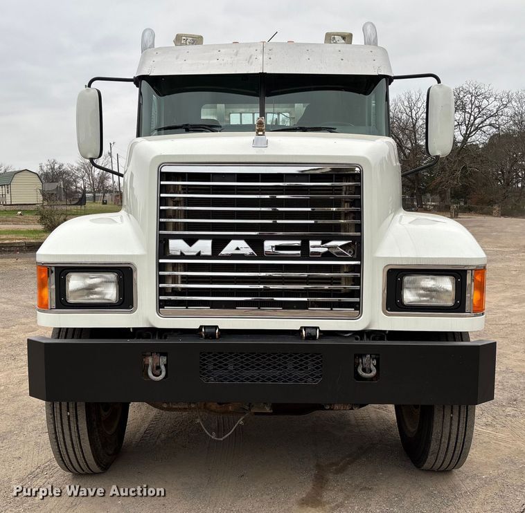 image for item EV3499 2013 Mack CHU613 semi truck