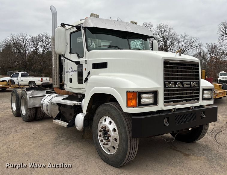 image for item EV3499 2013 Mack CHU613 semi truck