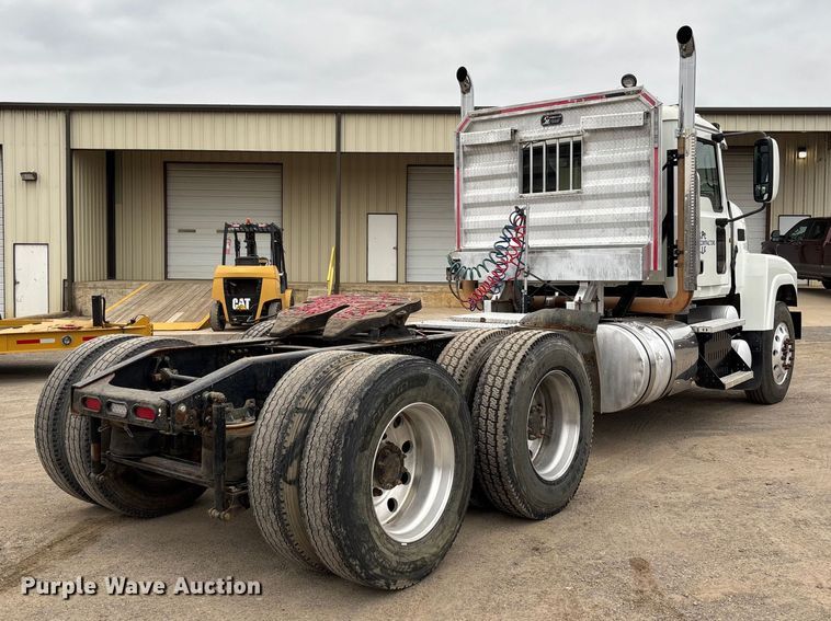 image for item EV3499 2013 Mack CHU613 semi truck