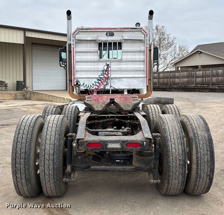 image for item EV3499 2013 Mack CHU613 semi truck