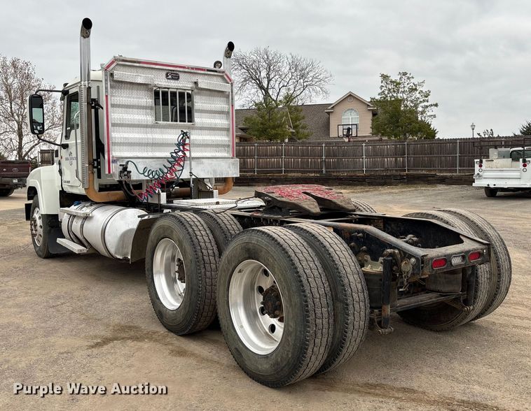 image for item EV3499 2013 Mack CHU613 semi truck