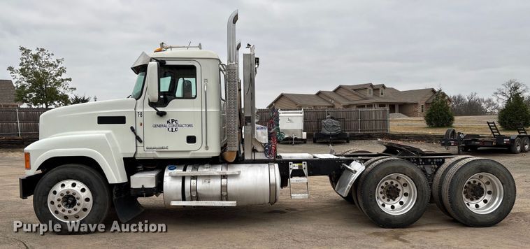 image for item EV3499 2013 Mack CHU613 semi truck