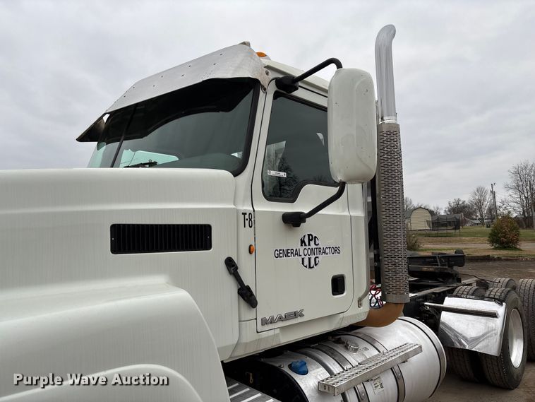 image for item EV3499 2013 Mack CHU613 semi truck