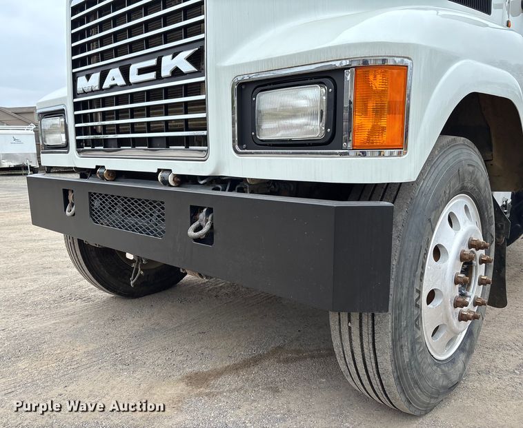image for item EV3499 2013 Mack CHU613 semi truck
