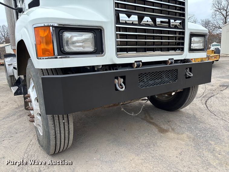 image for item EV3499 2013 Mack CHU613 semi truck