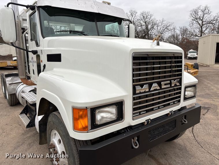 image for item EV3499 2013 Mack CHU613 semi truck