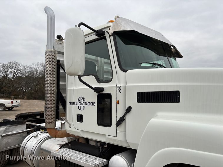 image for item EV3499 2013 Mack CHU613 semi truck