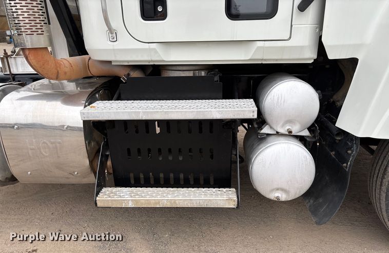 image for item EV3499 2013 Mack CHU613 semi truck