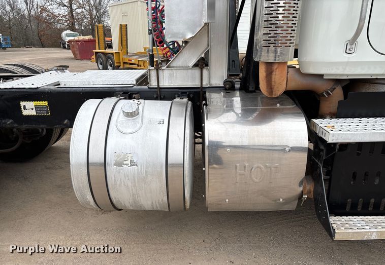 image for item EV3499 2013 Mack CHU613 semi truck