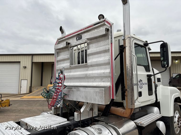 image for item EV3499 2013 Mack CHU613 semi truck