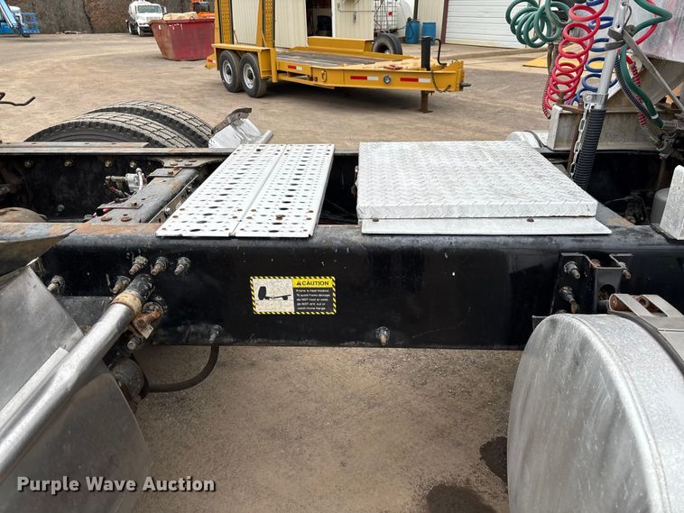 image for item EV3499 2013 Mack CHU613 semi truck