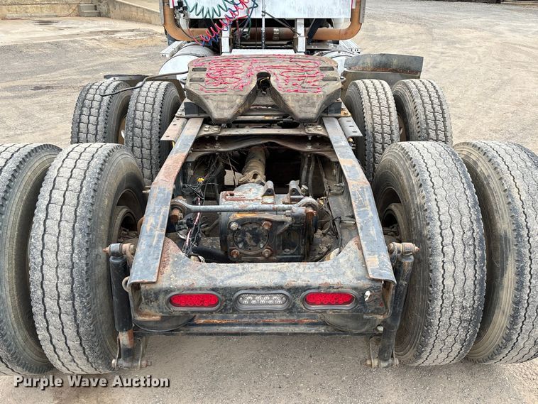 image for item EV3499 2013 Mack CHU613 semi truck