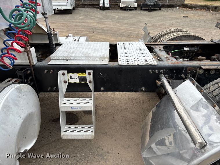 image for item EV3499 2013 Mack CHU613 semi truck