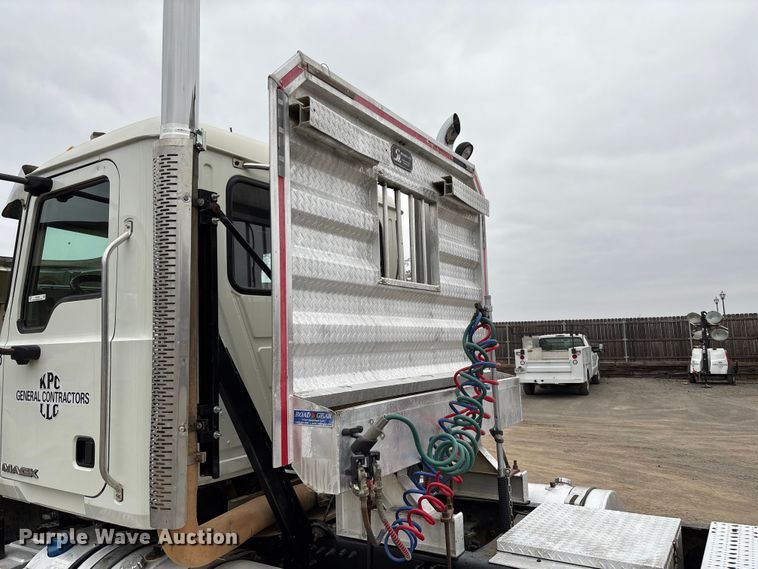 image for item EV3499 2013 Mack CHU613 semi truck