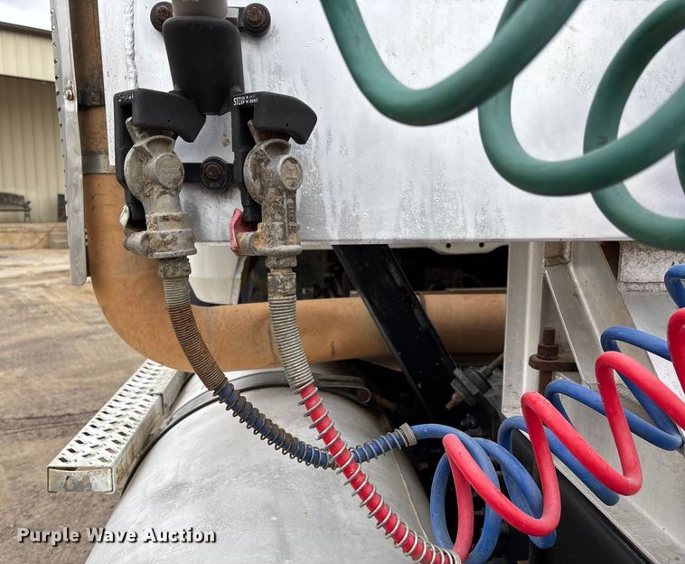 image for item EV3499 2013 Mack CHU613 semi truck