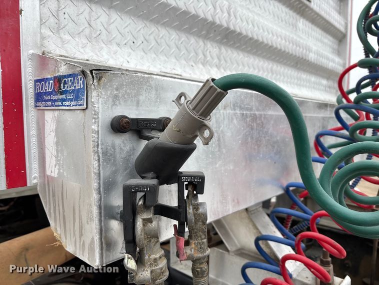 image for item EV3499 2013 Mack CHU613 semi truck