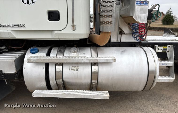 image for item EV3499 2013 Mack CHU613 semi truck