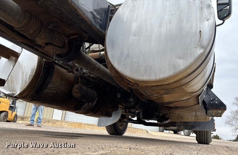 image for item EV3499 2013 Mack CHU613 semi truck