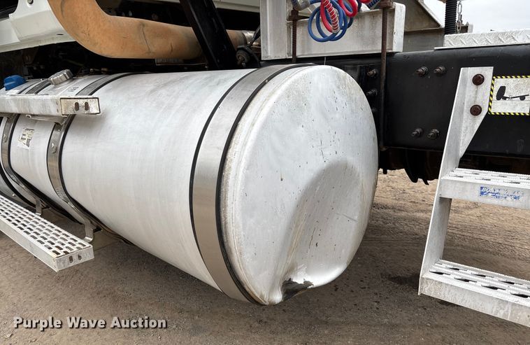 image for item EV3499 2013 Mack CHU613 semi truck